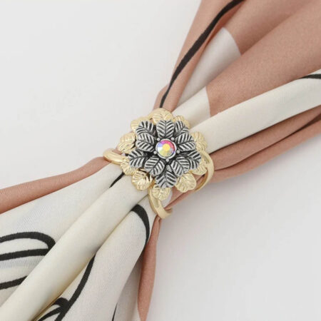 Prsteň na šál a šatku – strieborno-zlatá kvetina s kryštálikom