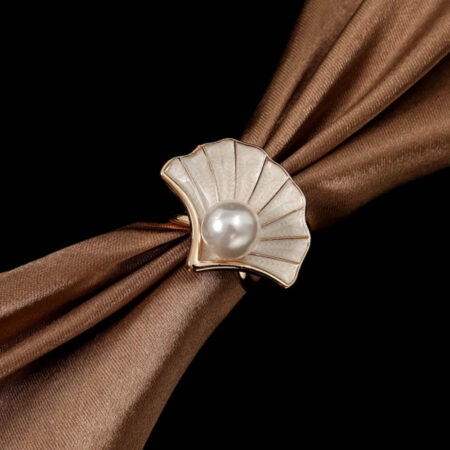 Prsteň na šatku a šál – Zlatá smaltovaná mušlička s perlou