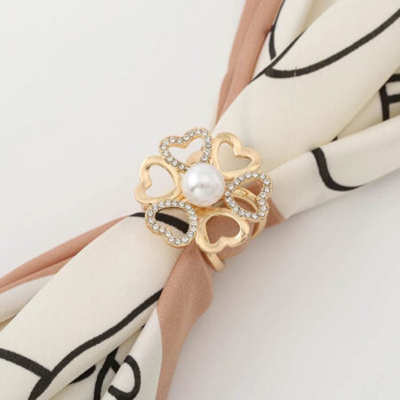 Prsteň na šatku a šál – Zlatý uzol s kryštálikmi, srdiečkami a perlou